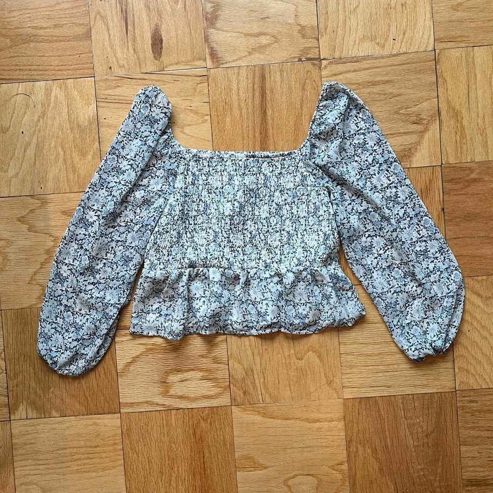 American Eagle Floral Ruched Cropped Blouse